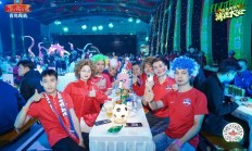 半岛体育网站-球迷聚集观看比赛风采，场面热闹欢腾