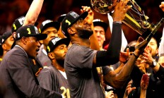 半岛体育视频-体育战场上勇士翻过重重困难，成功夺金