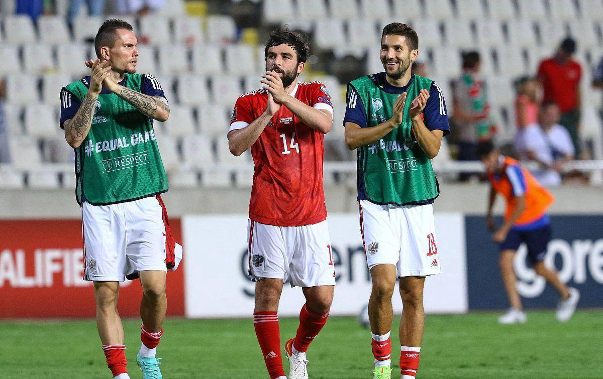 包含英格兰将对塞尔维亚展开激烈角逐，争夺欧锦赛资格的词条