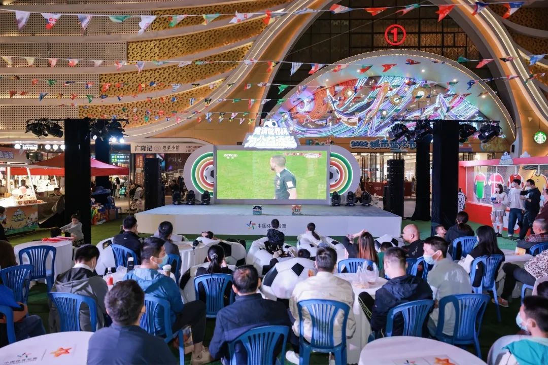 球迷聚集观看比赛风采,场面热闹欢腾 球迷聚集观看比赛风采,场面热闹欢腾