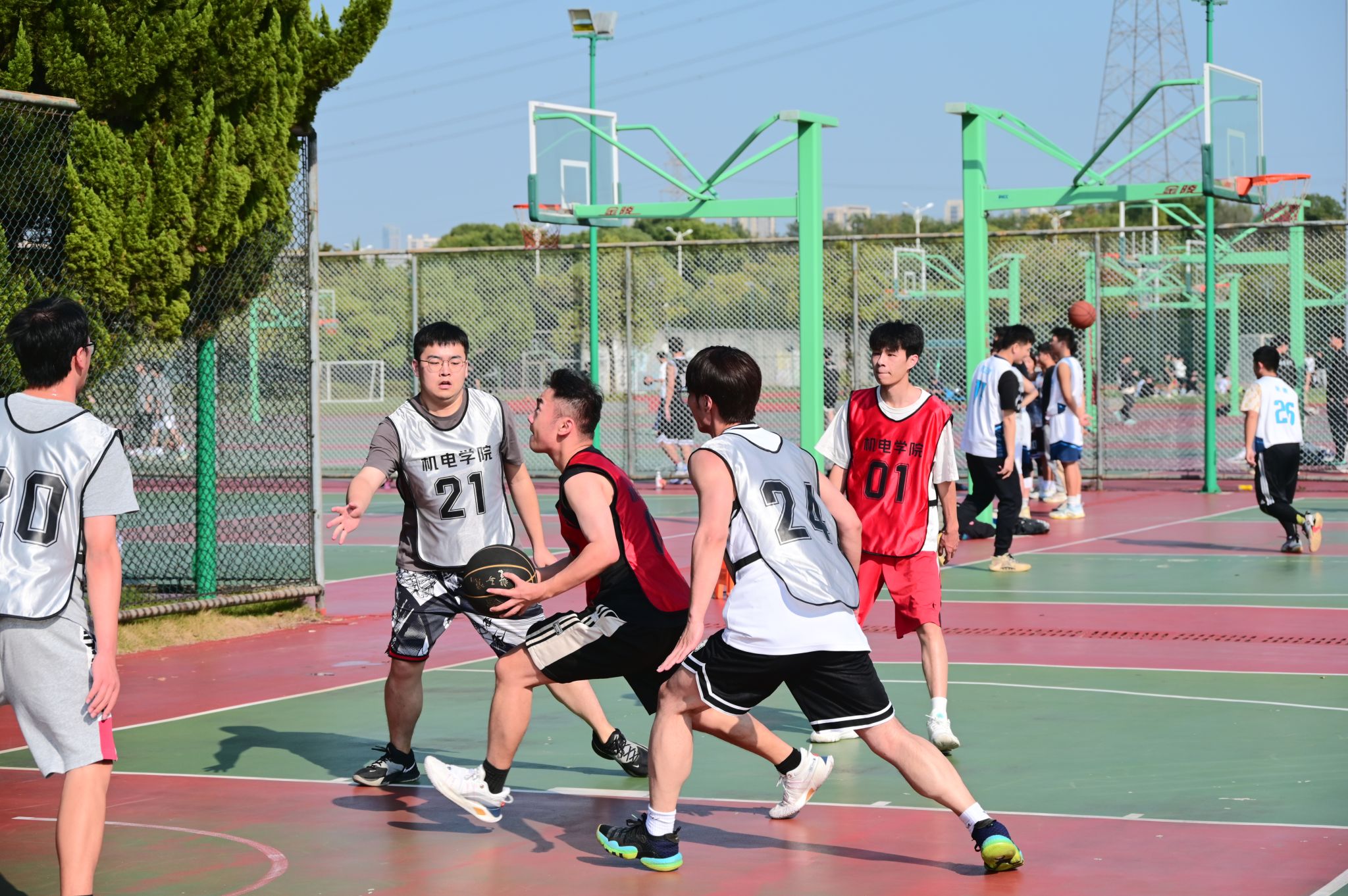 包含高校篮球职业联赛启动，吸引球员争相报名的词条