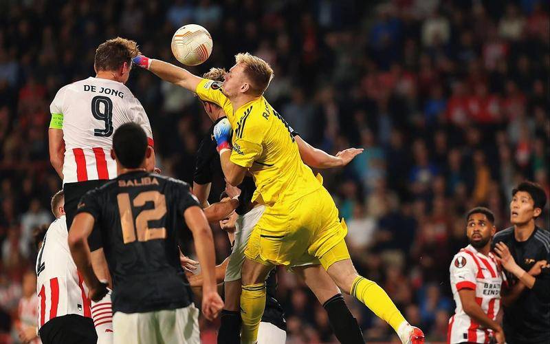 逐鹿赛场,激烈对决吸引无数球迷关注 逐鹿赛场,激烈对决吸引无数球迷关注