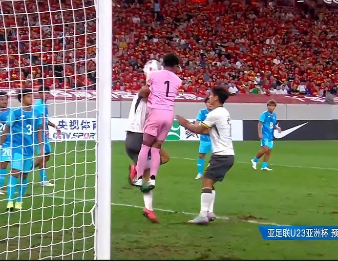 亚洲足球赛场上发生轮番交锋的激动一幕