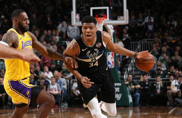 雄鹿险胜尼克斯,保持不败 雄鹿险胜尼克斯,保持不败