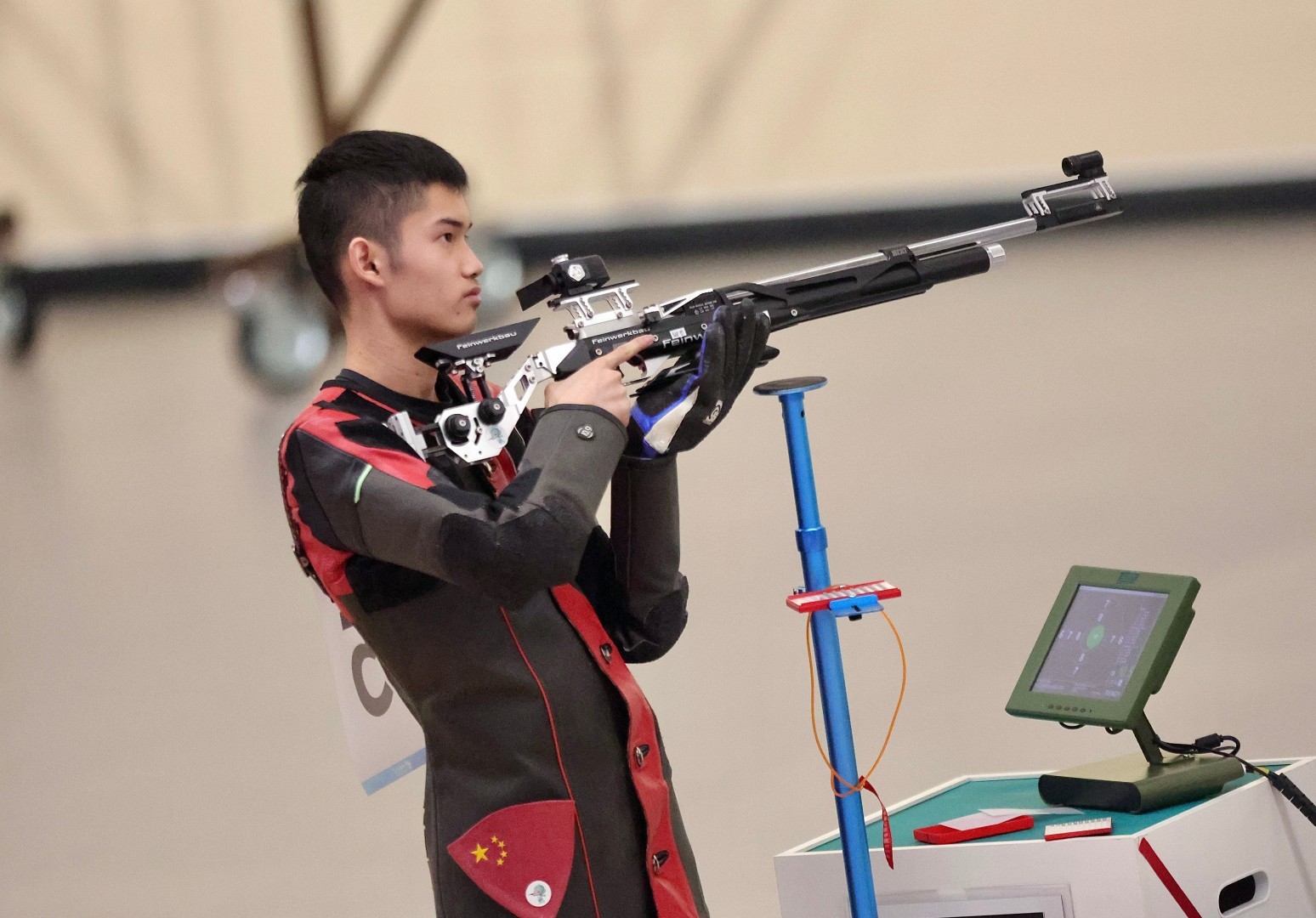 运动员在比赛中展现出非凡技巧和实力