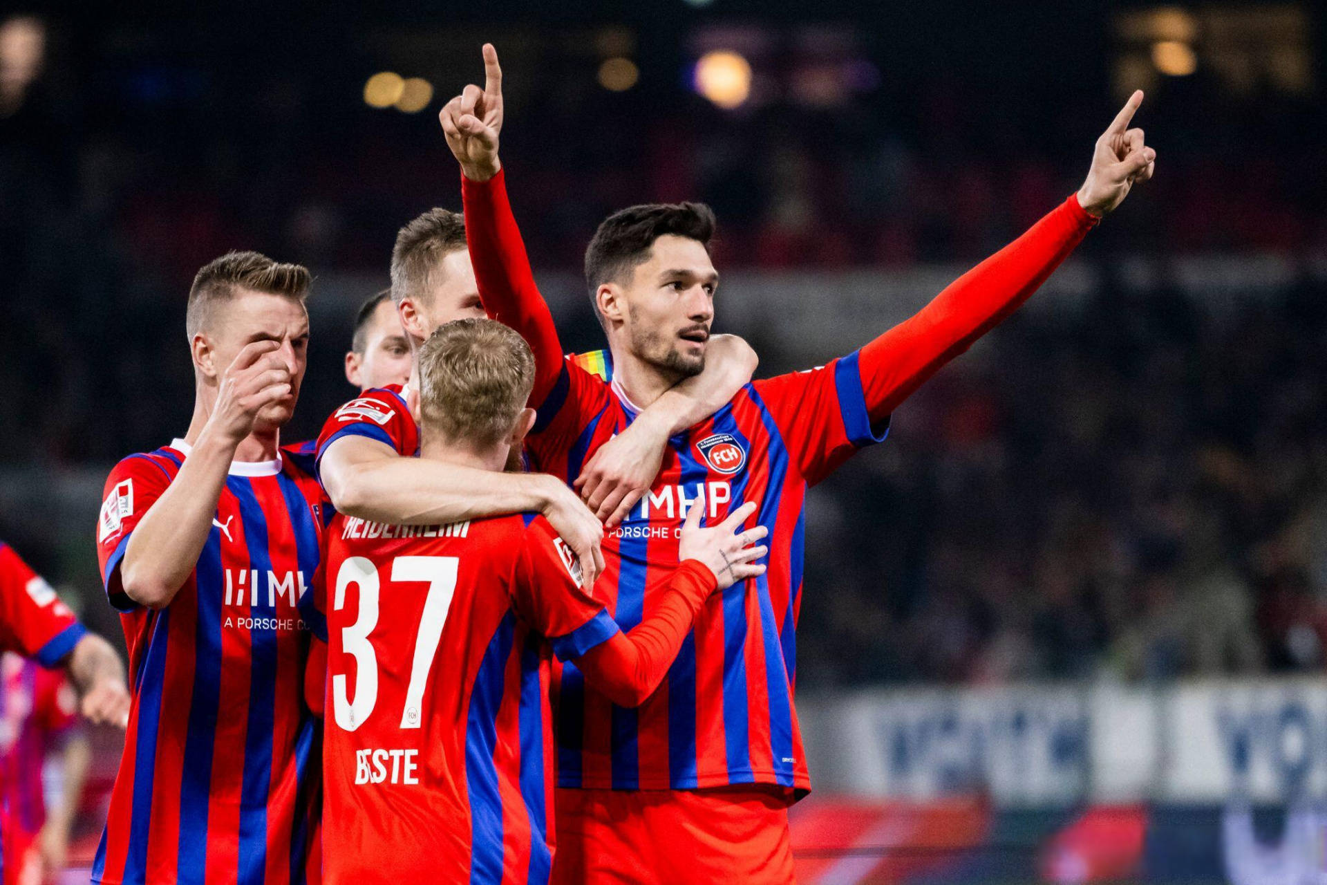 包含沃尔夫斯堡客场作战，一举击败对手的词条